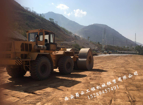 沖擊壓路機