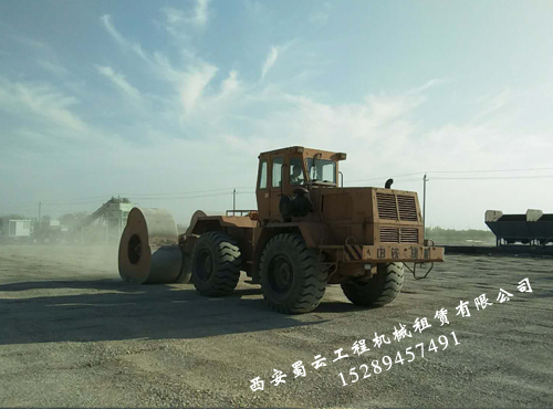 沖擊壓路機